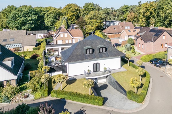 Foto - Te koop: Op een schitterende en rustige locatie in de geliefde villawijk "Moltbos" staat deze stijlvolle, vrijstaande villa met een uitzonderlijk royaal woonoppervlak.